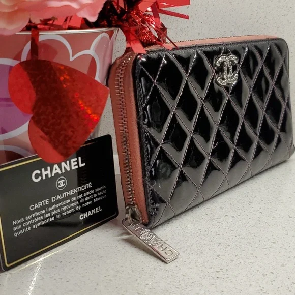 CHANEL shiny patent/quilted leather wallet - Picture 2 of 10